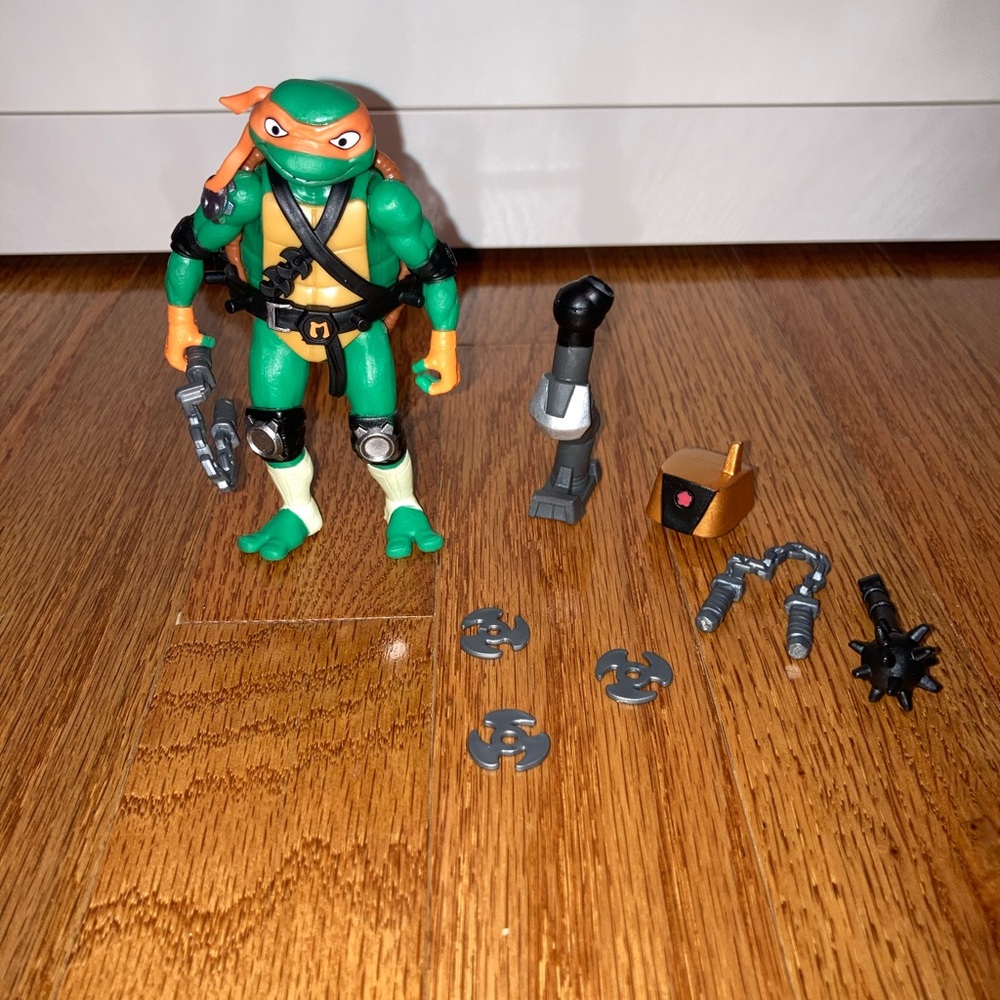 TEENAGE MUTANT NINJA TURTLE ACTION FIGURE SET NEW